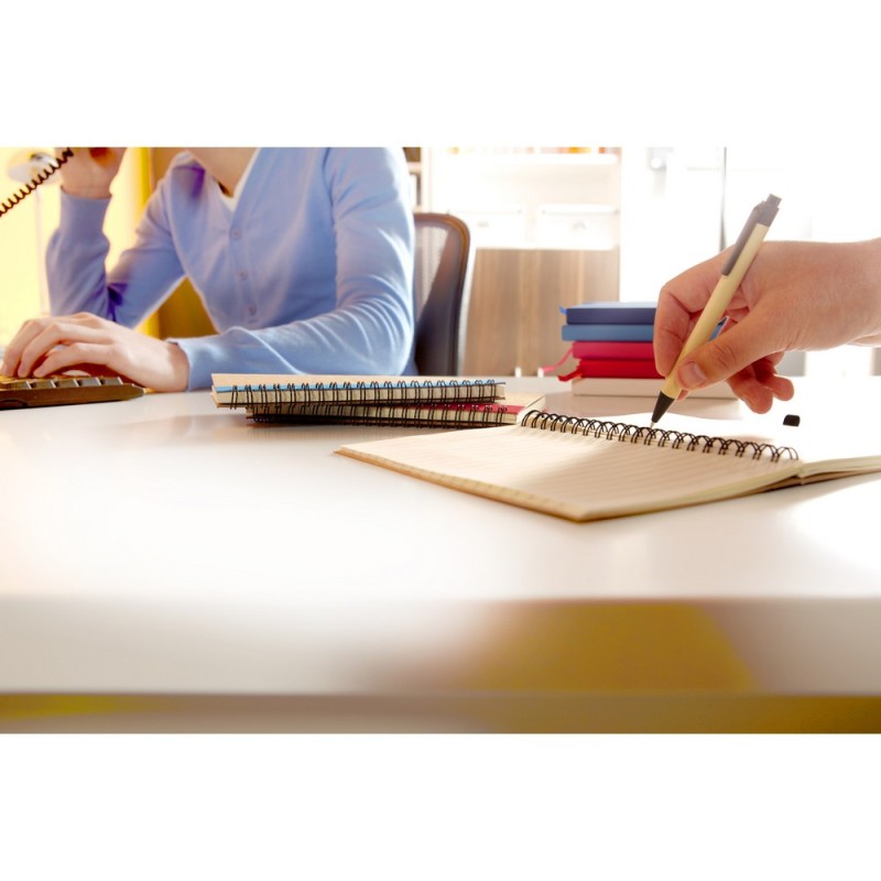 Блокнот примерно формата а5 с шариковой ручкой