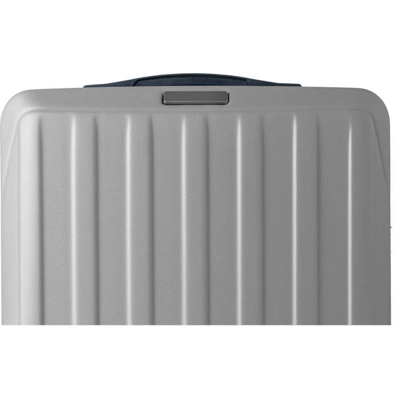 Чемодан на колесиках